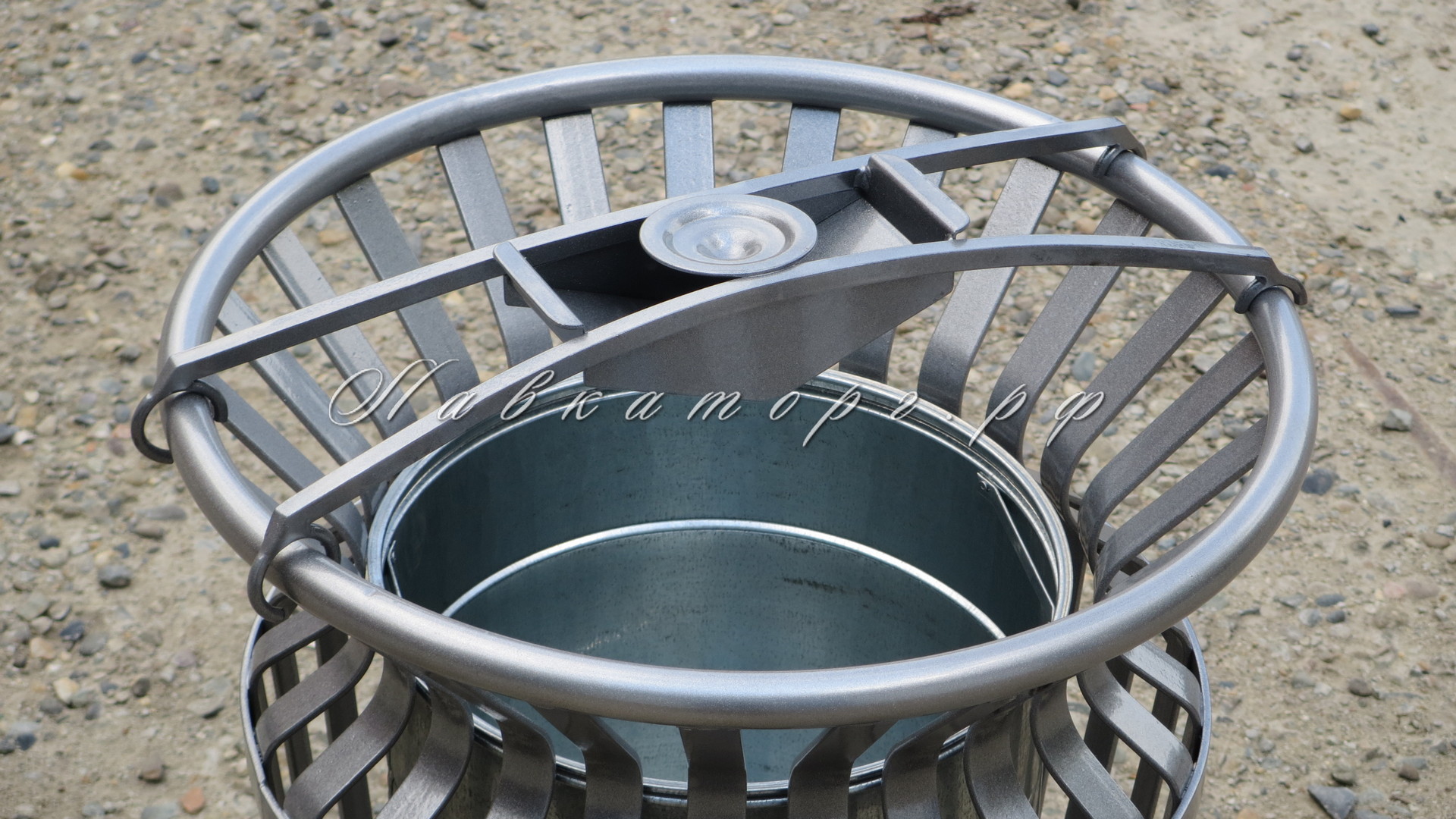 с пепельницей