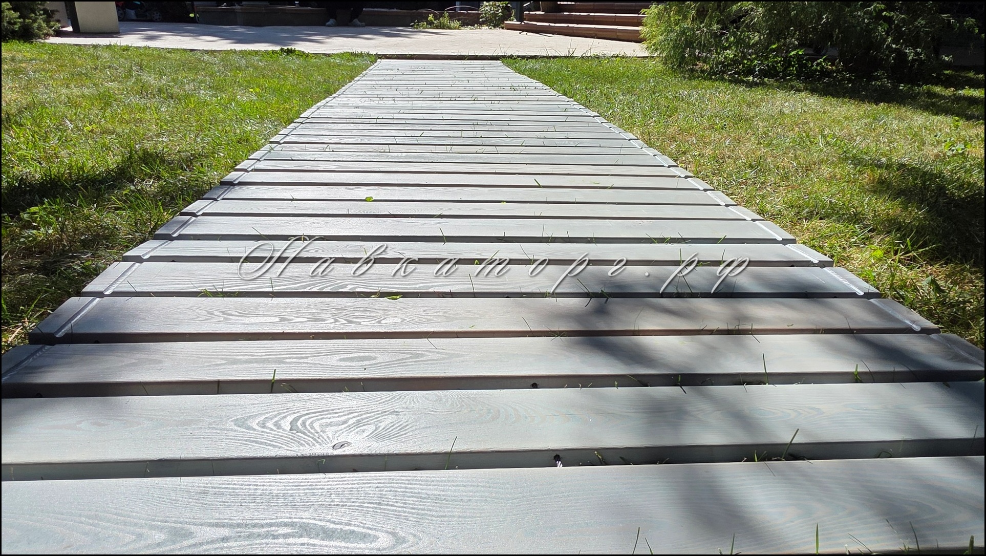 Дорожка деревянная в саду