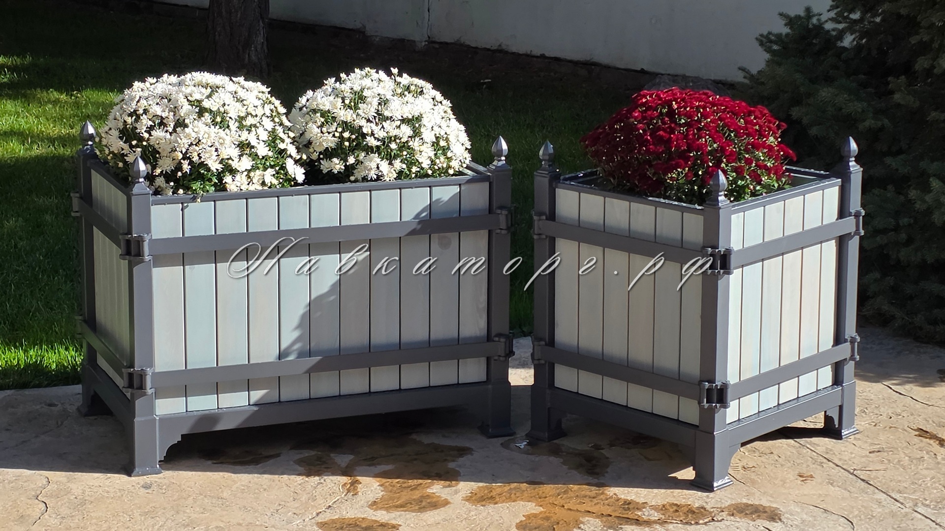 Большие уличные кашпо в парке