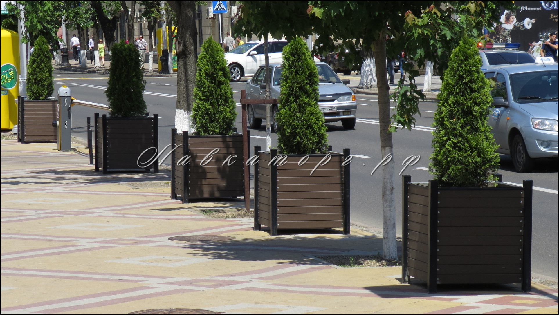 Большие кашпо на улицах города