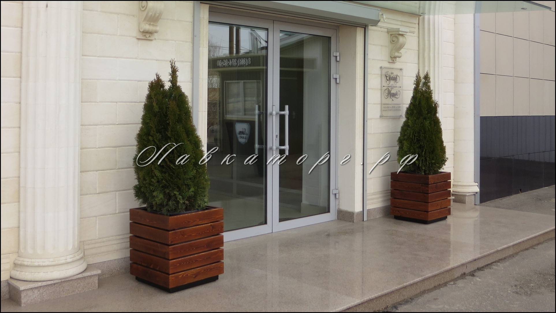 Кашпо из лиственницы и металла