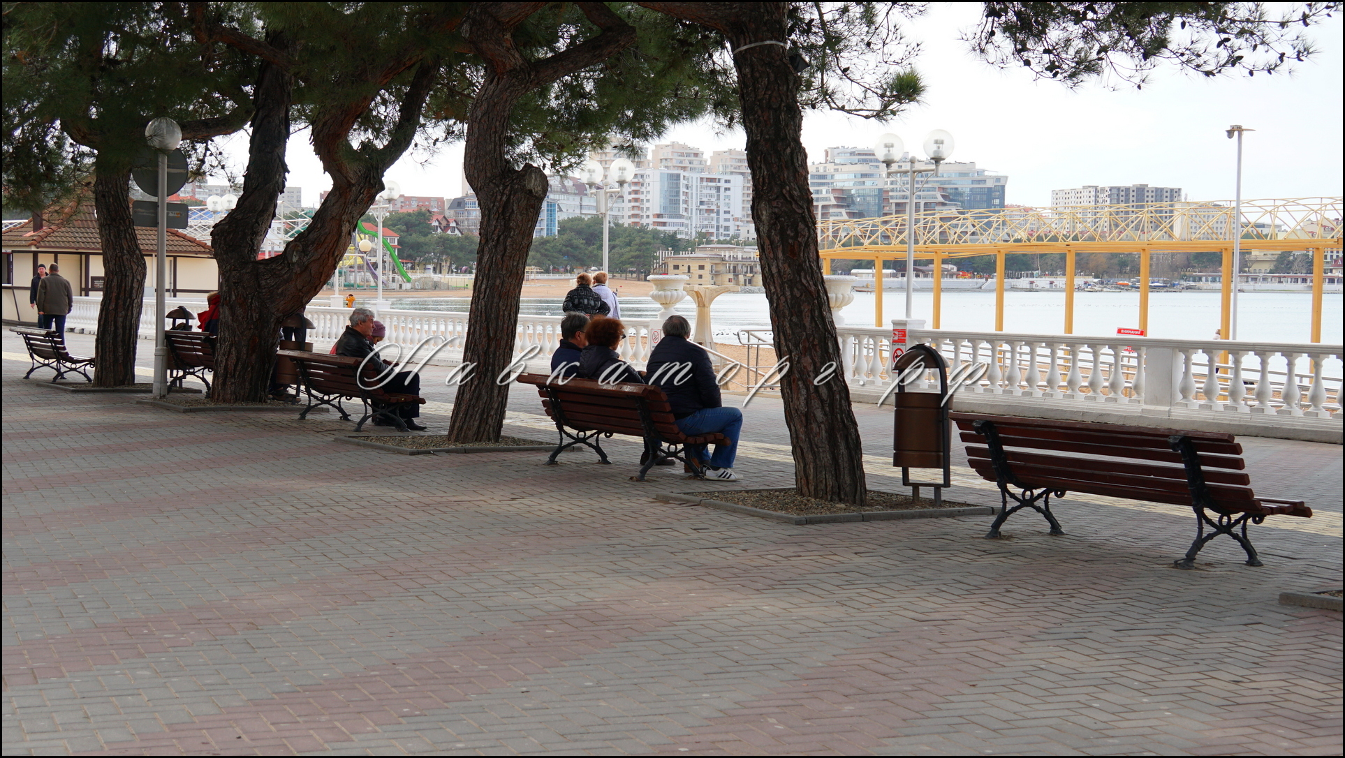 Набережная Геленджика обустроена скамейками от ЛАВКАТОРГ