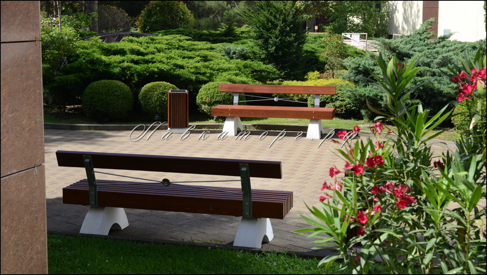 Парковые диваны в сквере санатория