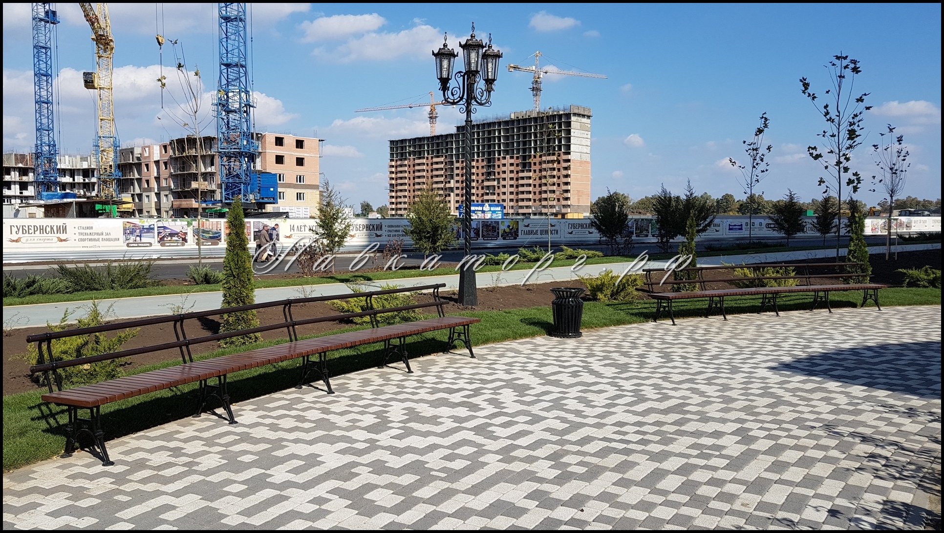 Радиусные скамейки в сквере микрорайона