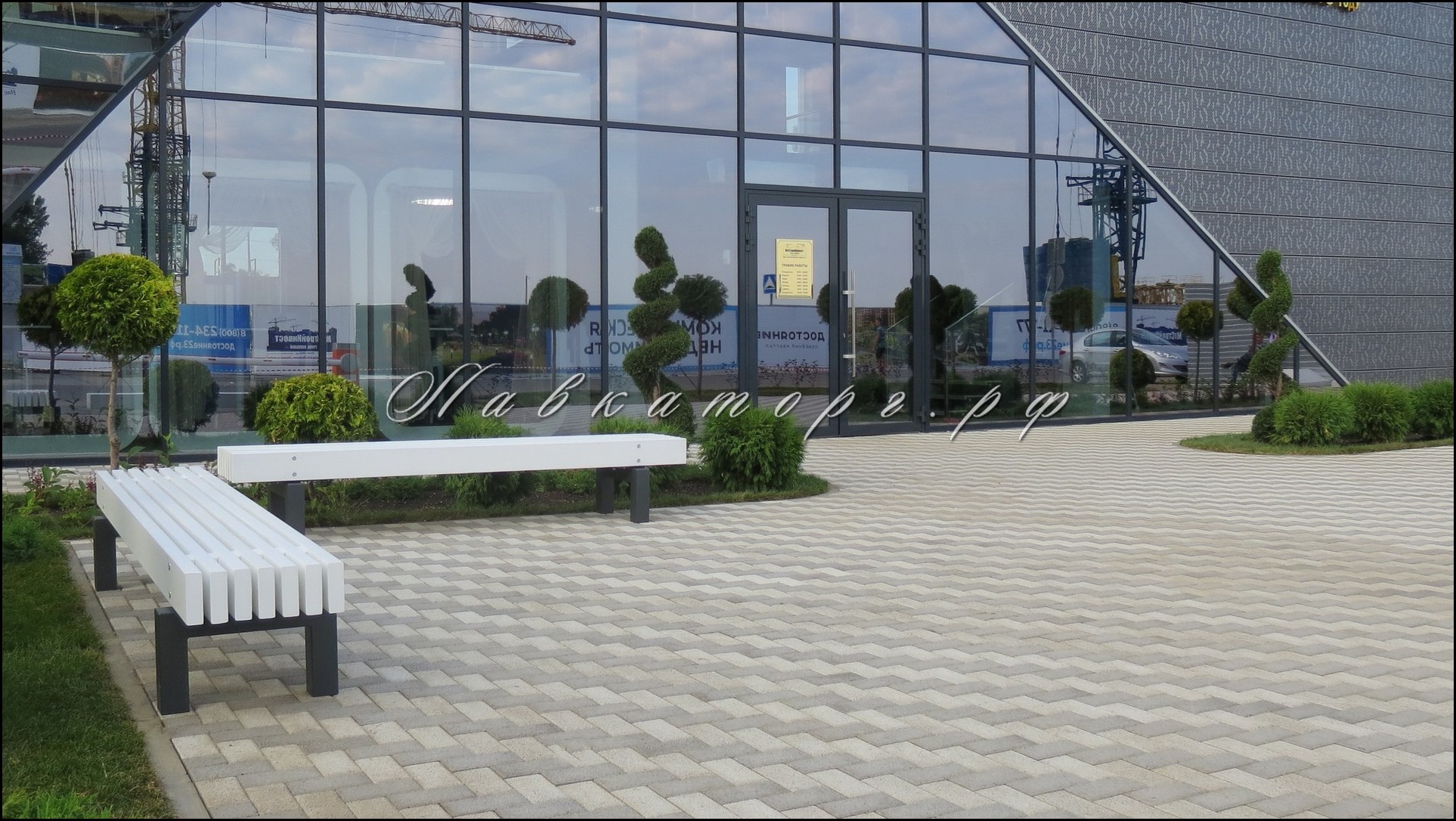 Скамейки у офиса строительной компании