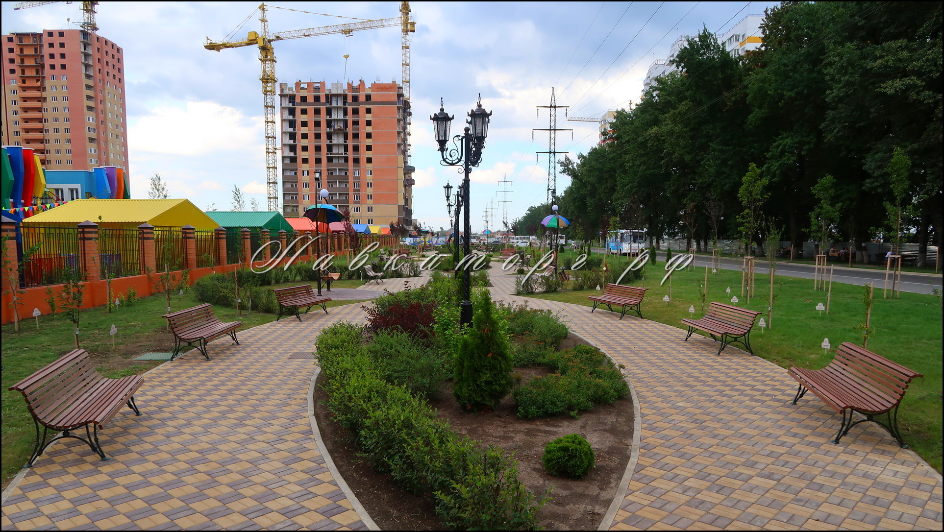 Скамейки в сквере строящегося микрорайона.