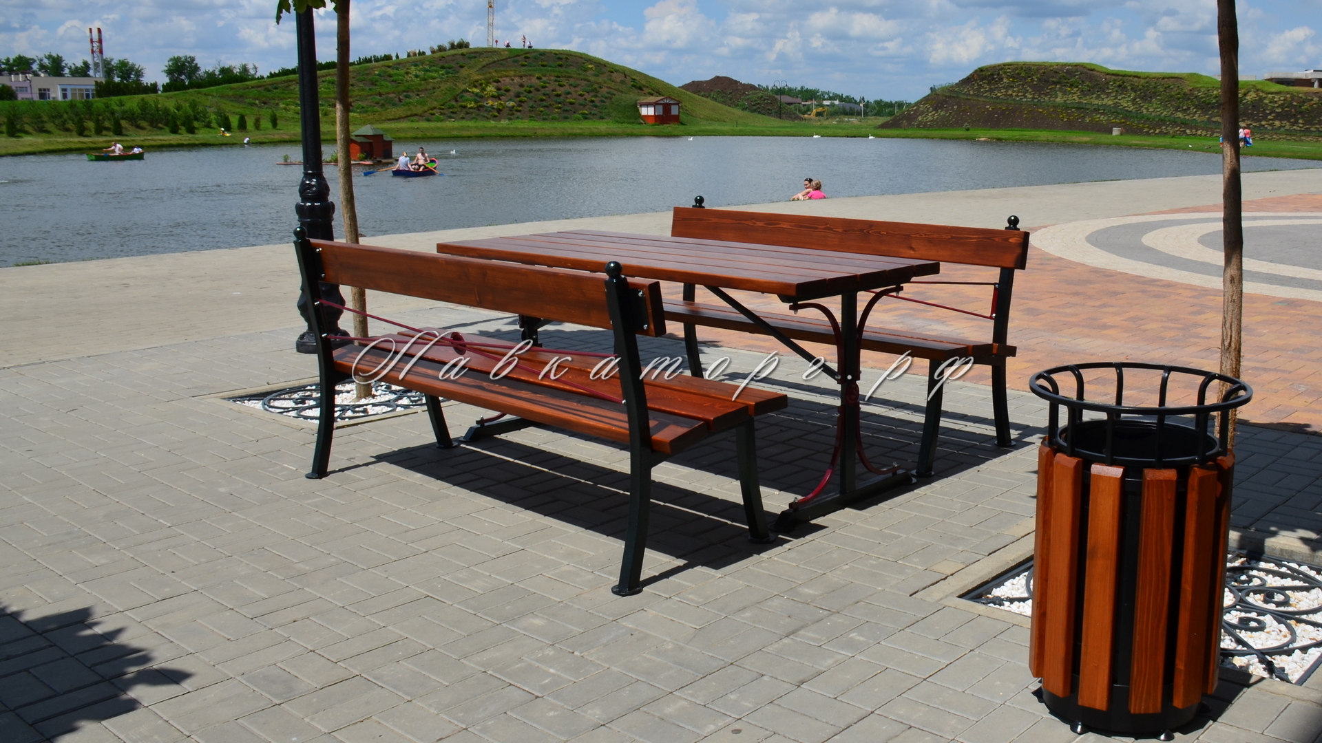 Стол и лавки в летнем кафе