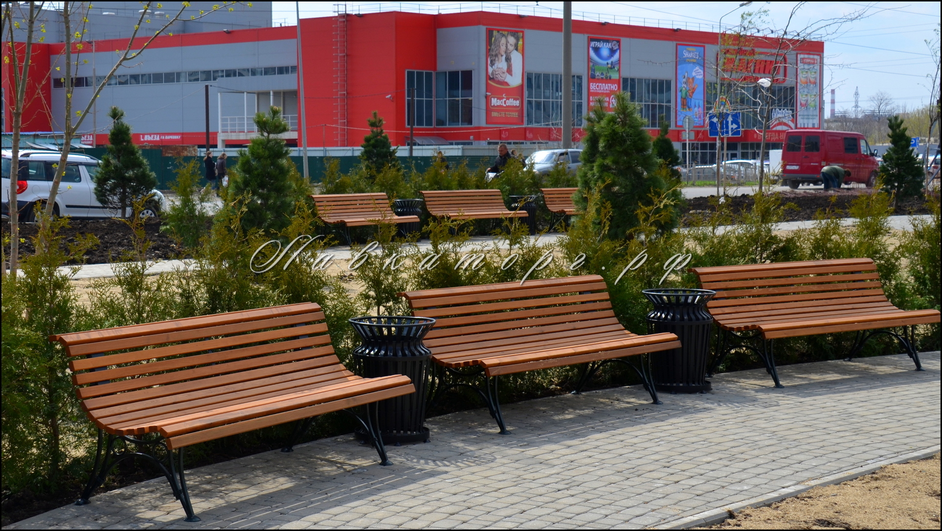 Скамейки и урны в сквере МАГНИТа