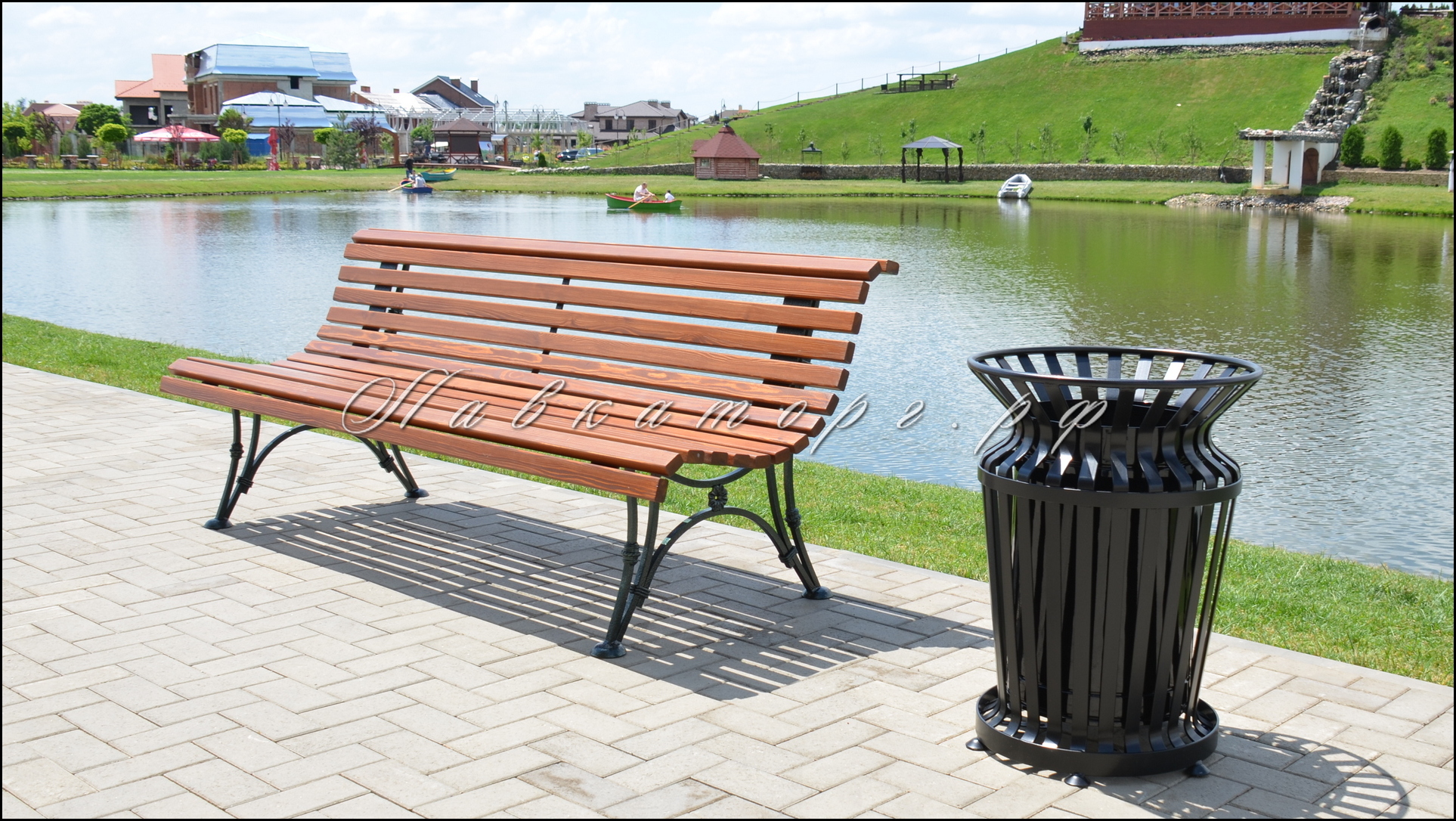 Скамейки и урны в сквере жилого микрорайона