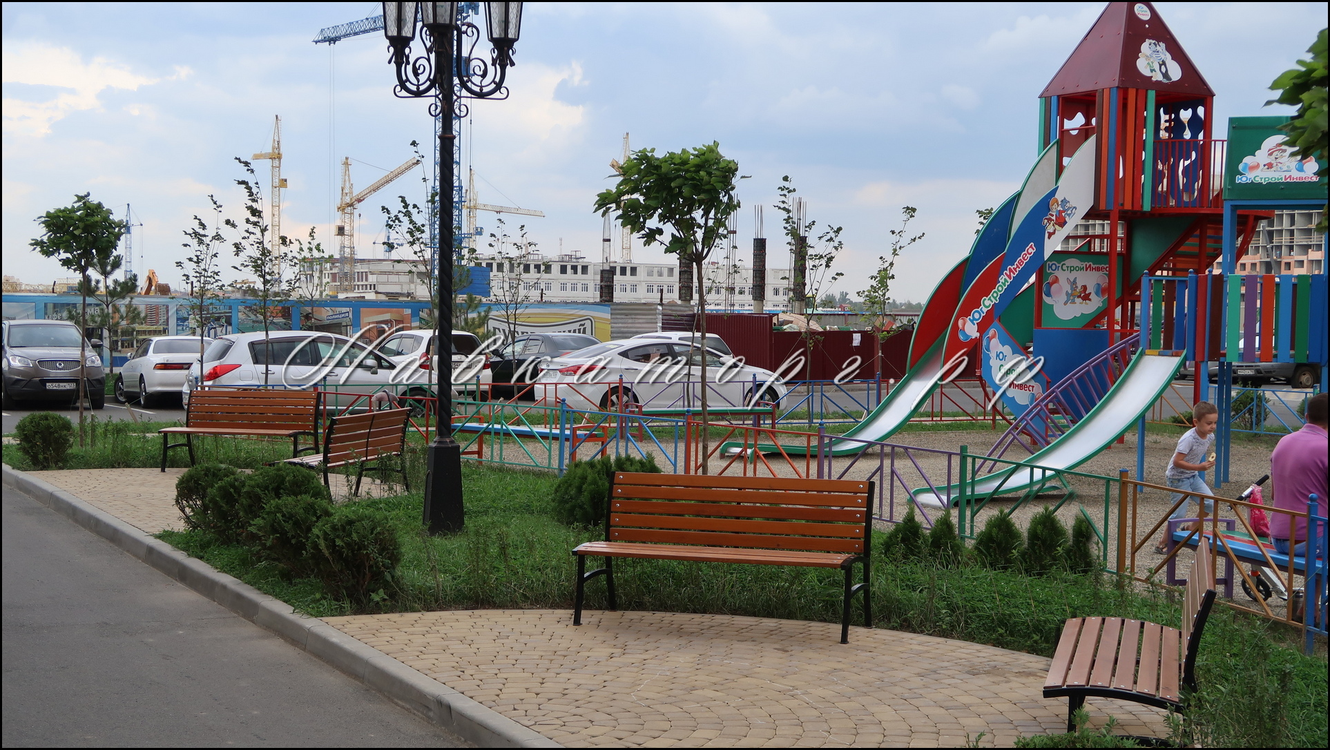 Скамейки в сквере жилого микрорайона 