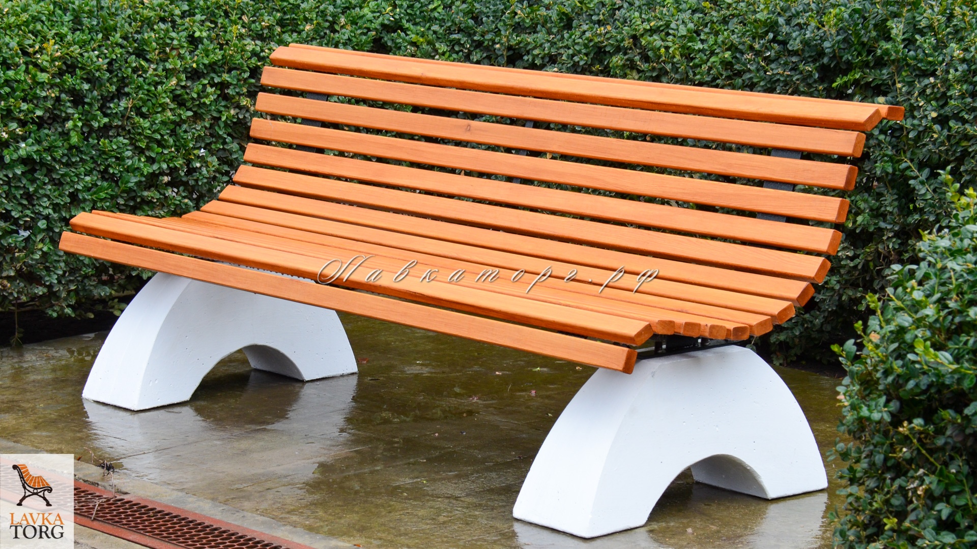 Скамейки СБл-2-2 из лиственницы на бетоне