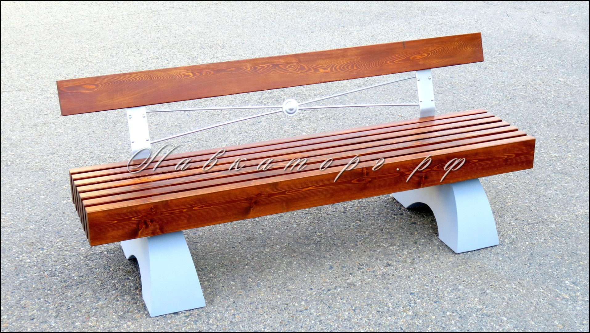 Парковые диваны из дерева на бетоне СБлв-2Д