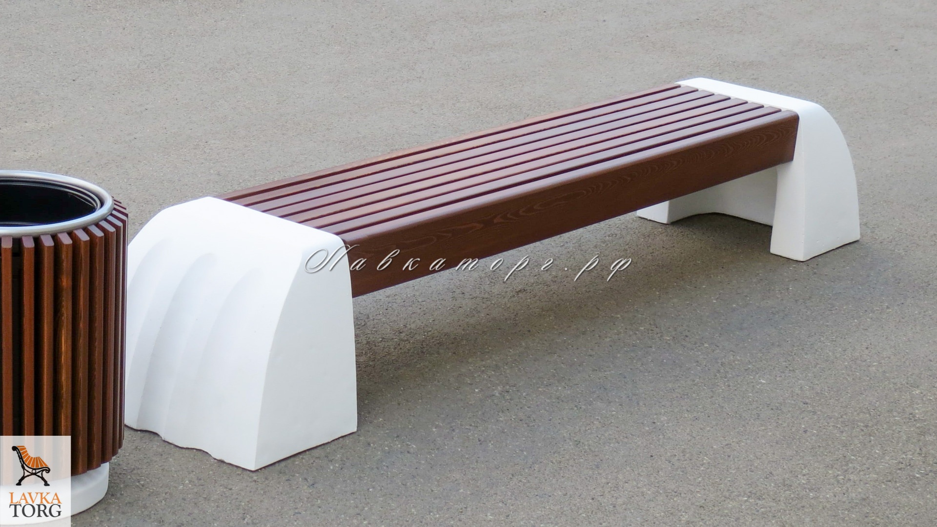 Лавочки без спинки на массивных бетонных опорах СБл-22Б