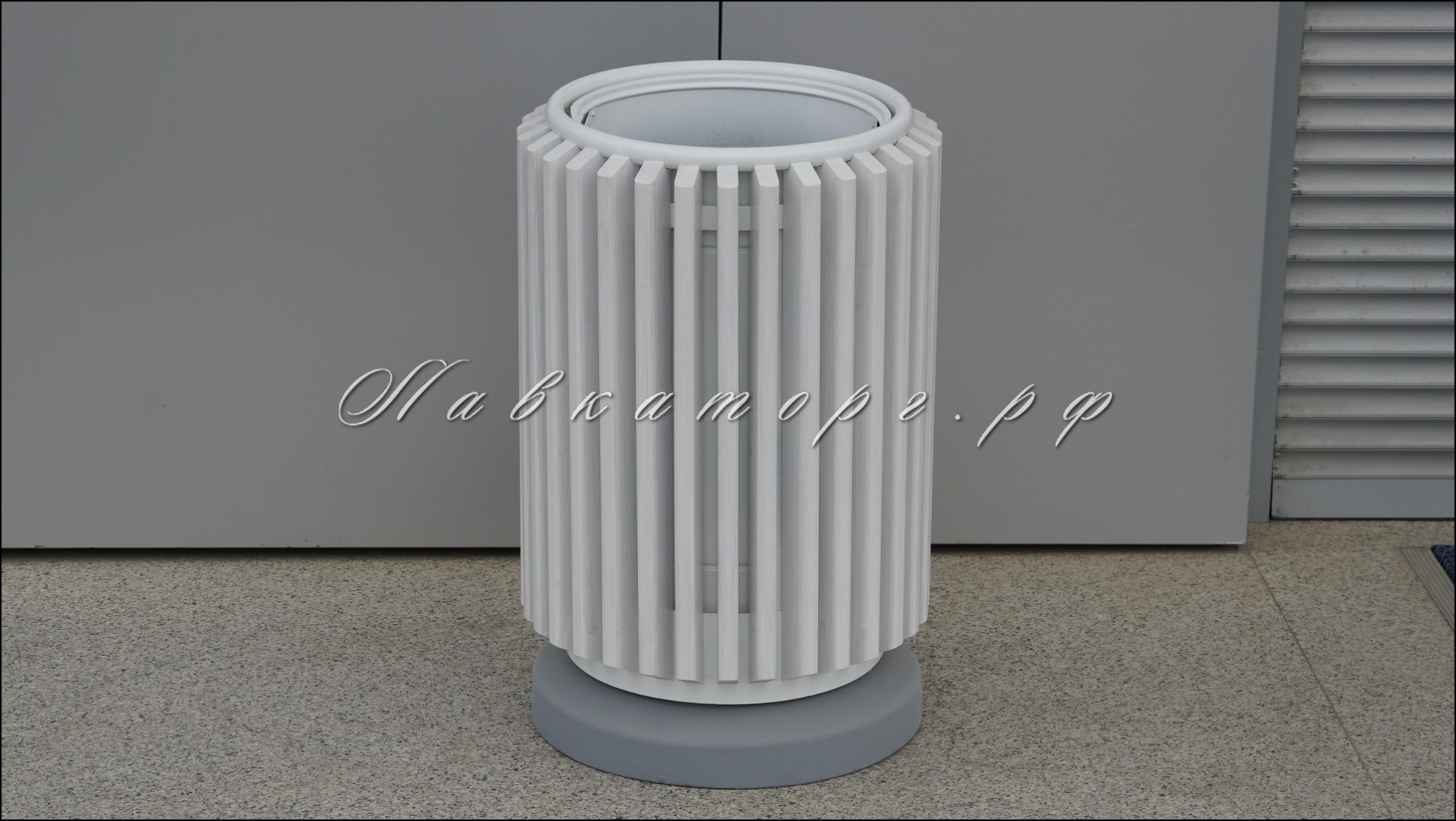 Урны круглые УМл-21б деревянные на бетоне