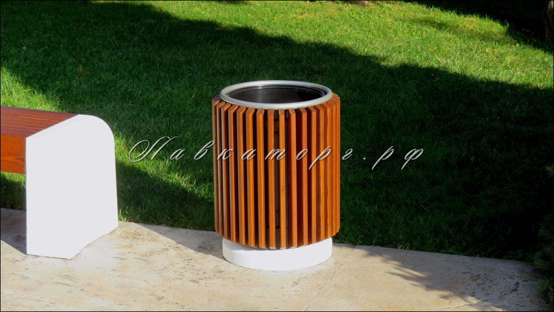 Урны круглые УМл-22б деревянные на бетоне