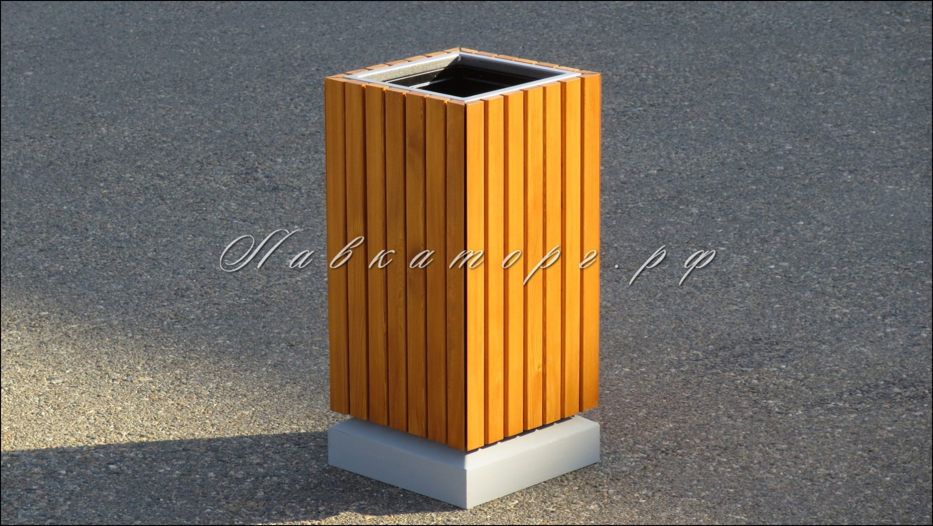 Урны квадратные деревянные на бетоне УМл-60Б