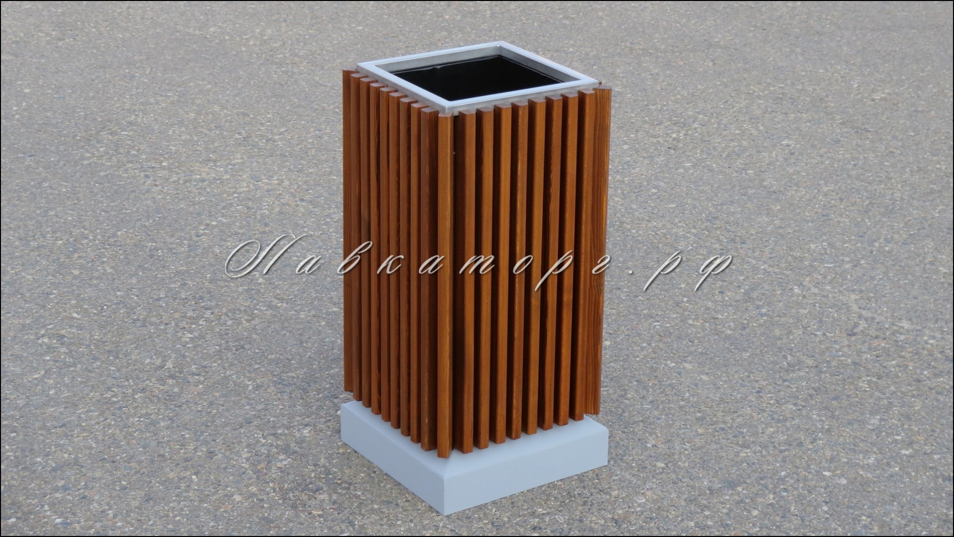 Урны квадратные деревянные на бетоне УМл-70Б