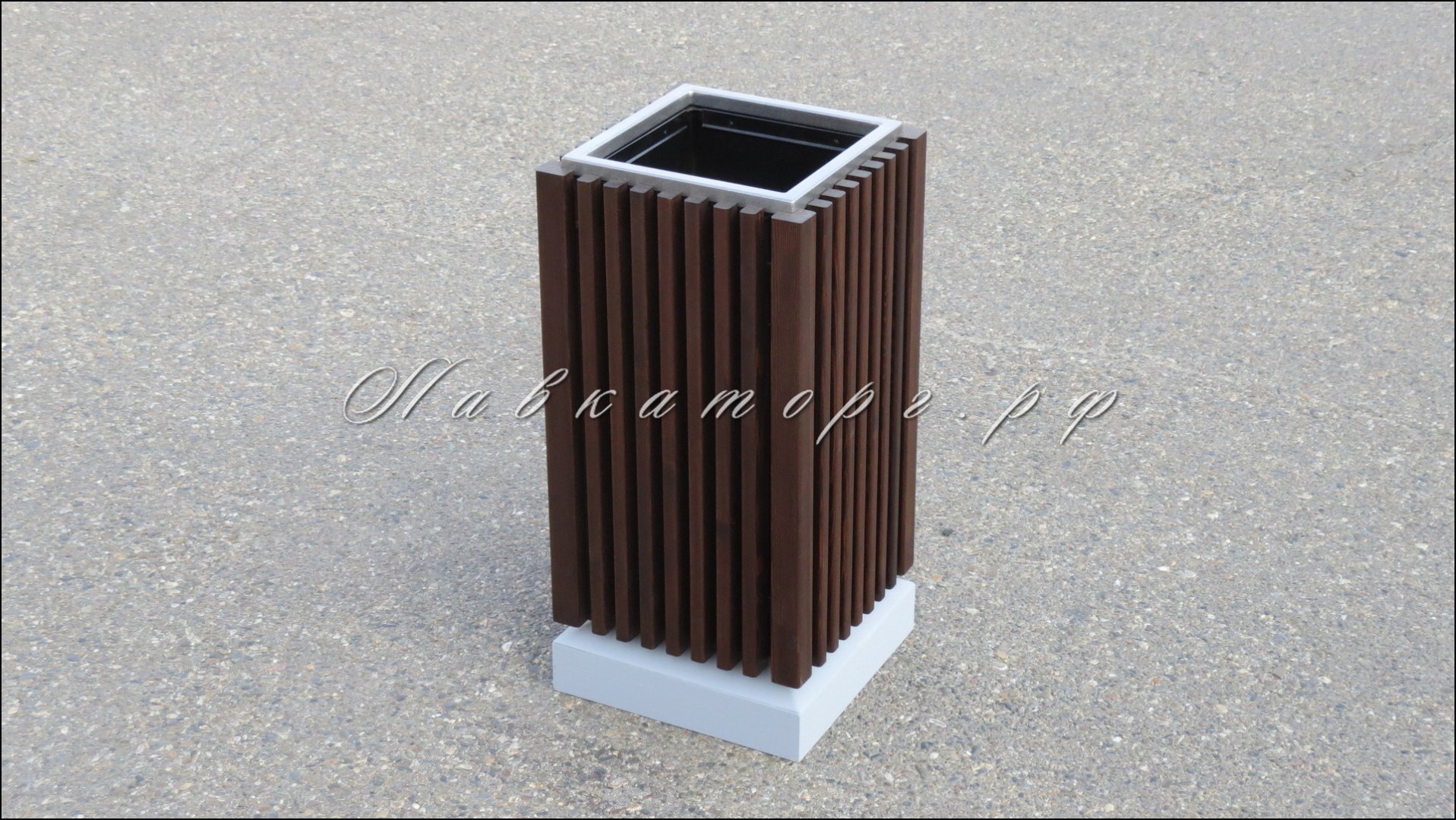 Урны квадратные деревянные на бетоне УМл-80Б