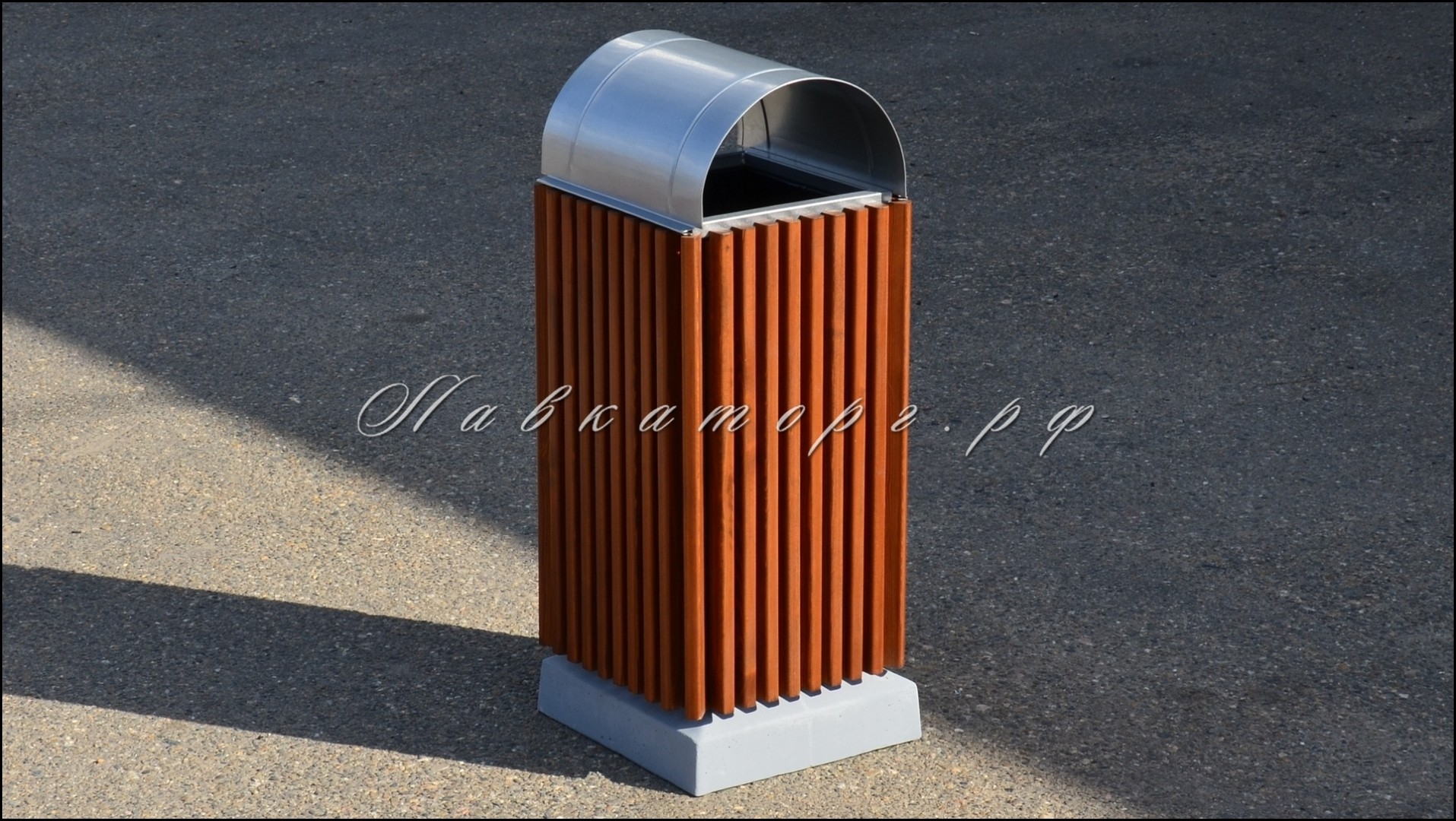 Урны квадратные с крышкой на бетоне УМл-70Бк