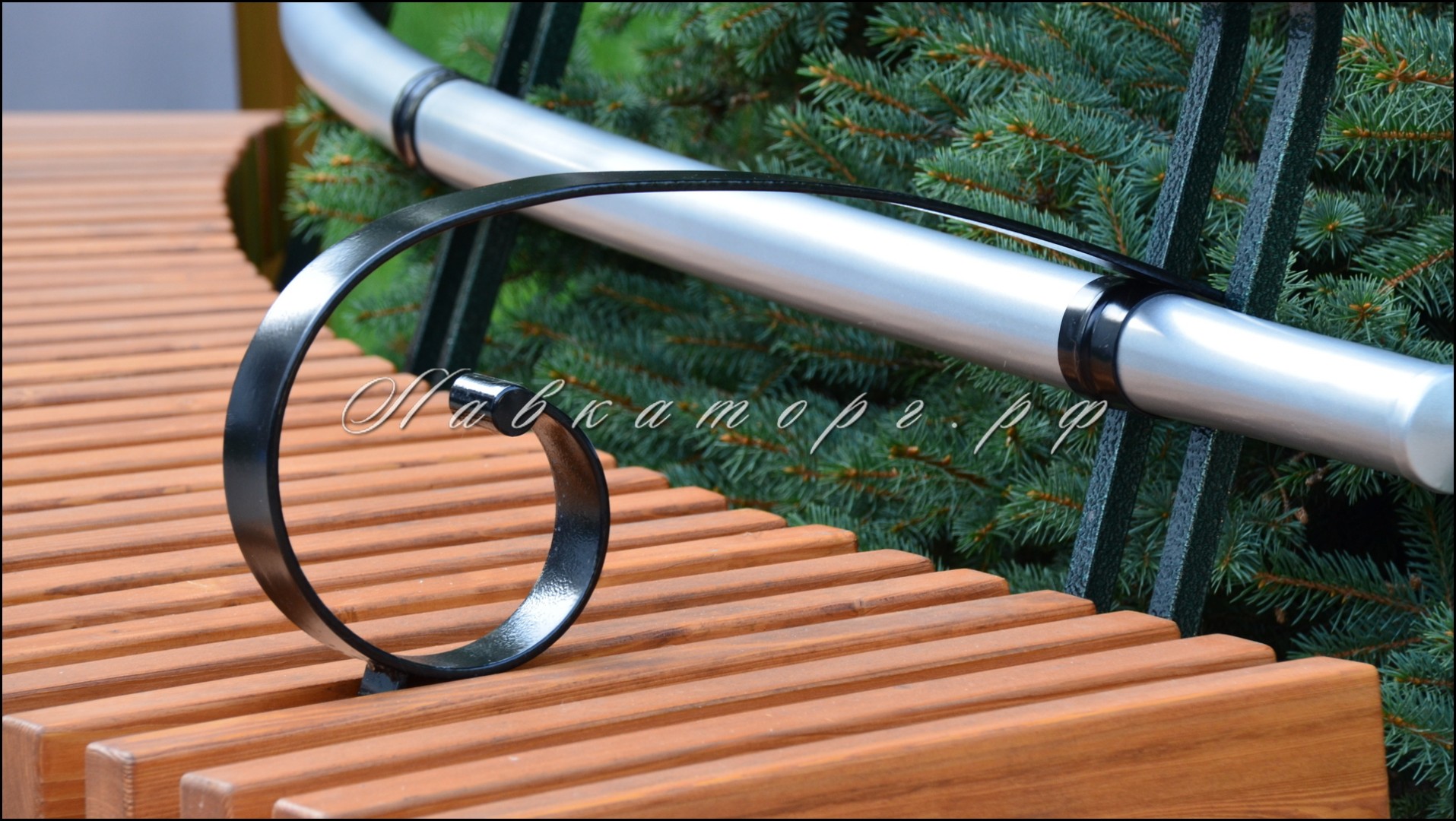 Радиусные скамейки СМПлв-рТп со спинкой и подлокотниками